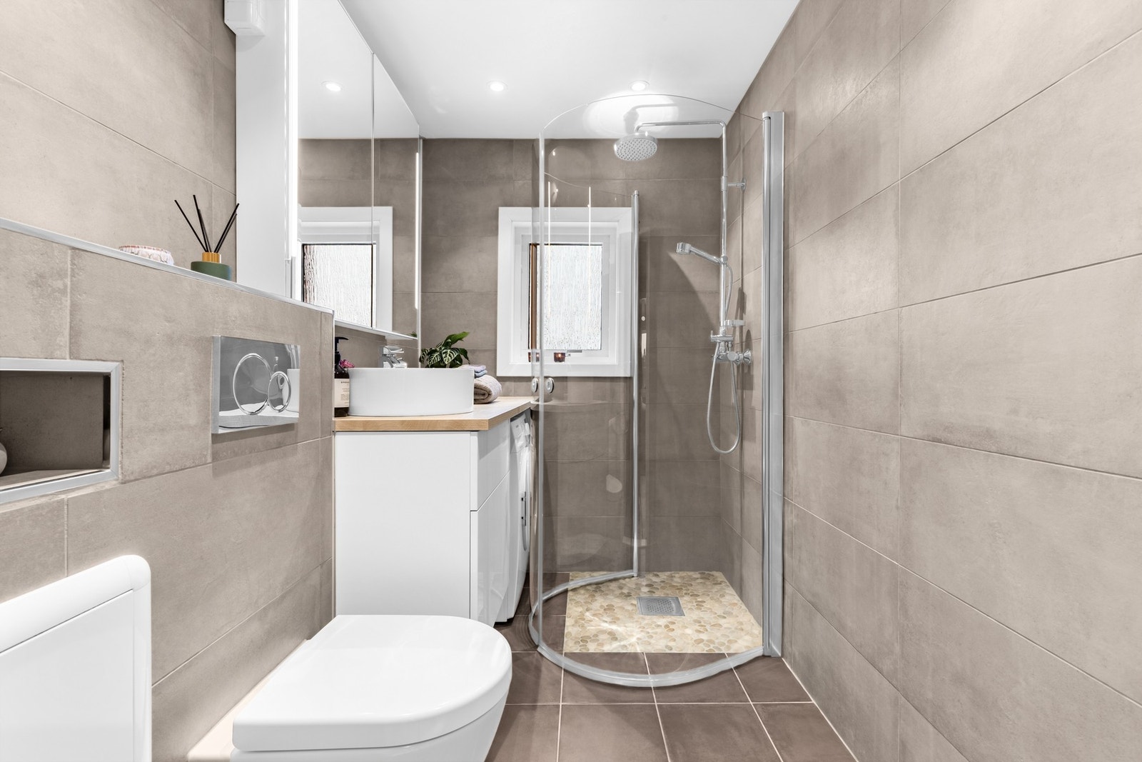 Baderommet ble modernisert i regi av firma i 2017 med bl.a. regnfallsdusj og svingdører i glass. Galleribilde