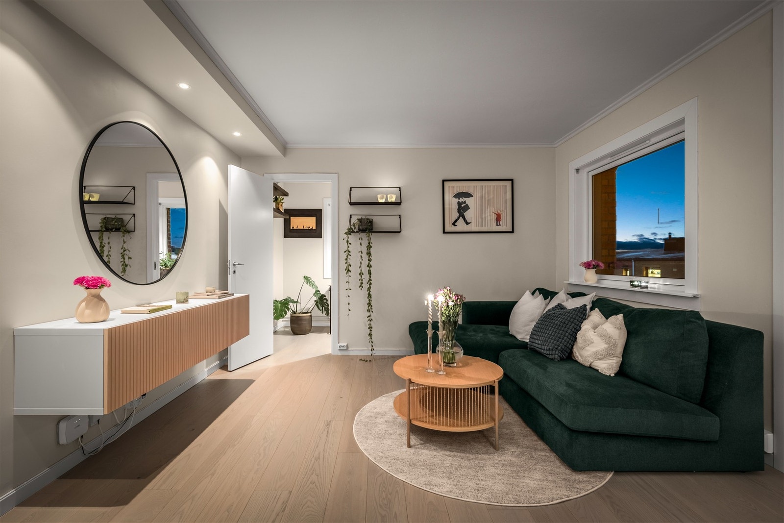 Fra stuen er det også adkomst til et av soverommene Galleribilde