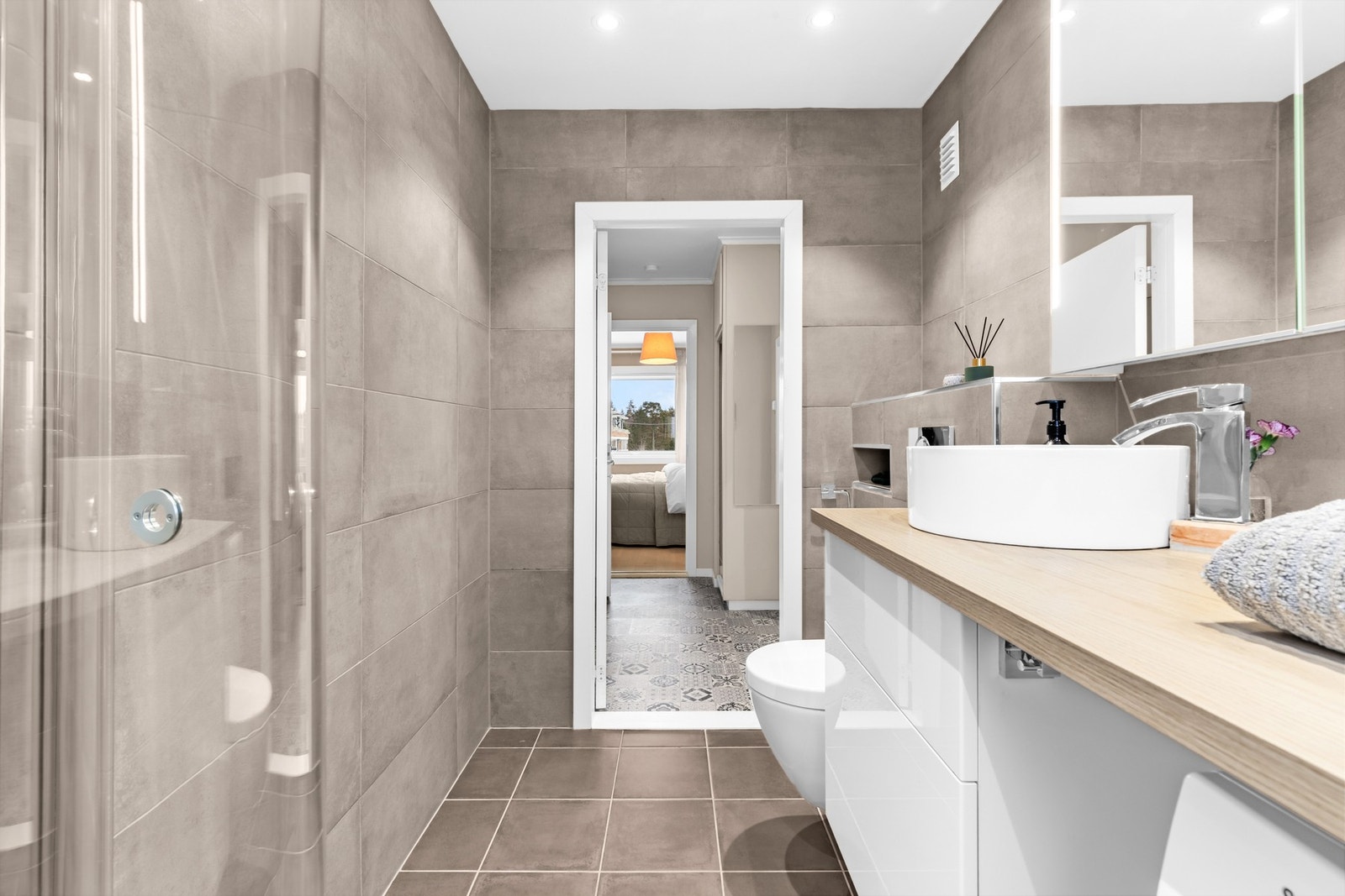 Badet ligger rett ved hovedsoverommet og gir en fin hverdagsluksus med enkel adkomst. Galleribilde