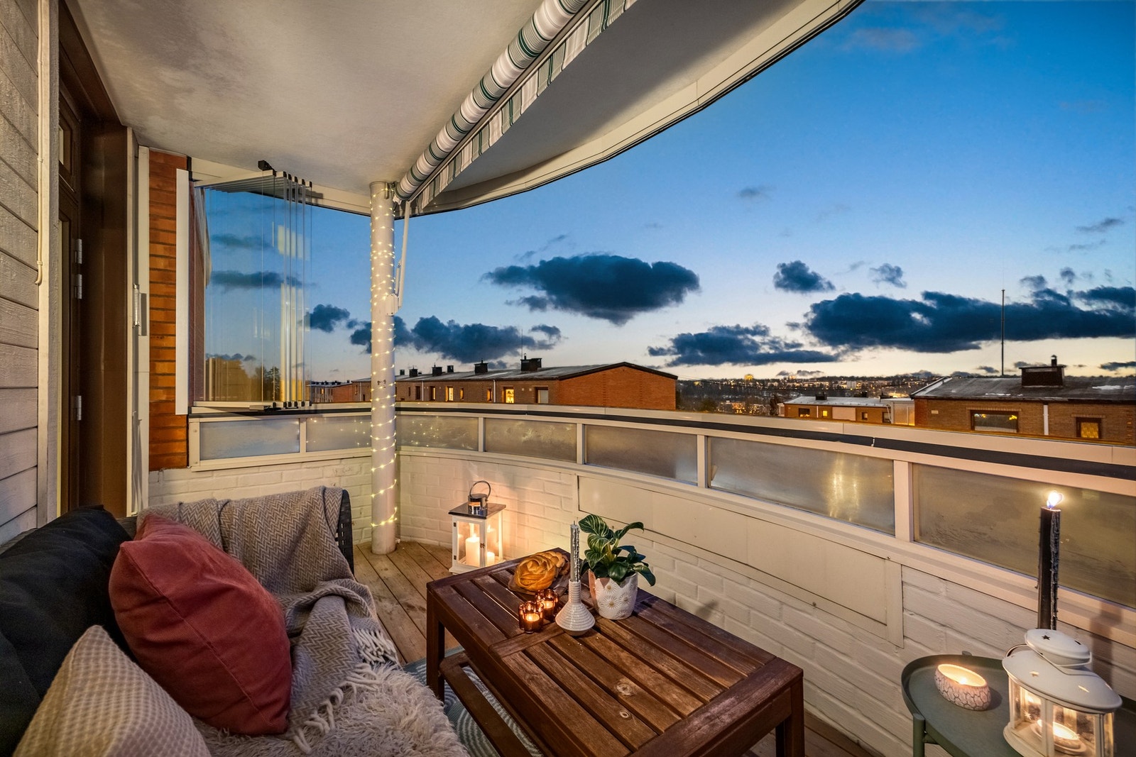 Balkongen er målt til cirka 9 kvm. og er utstyrt med markise og utelys Galleribilde