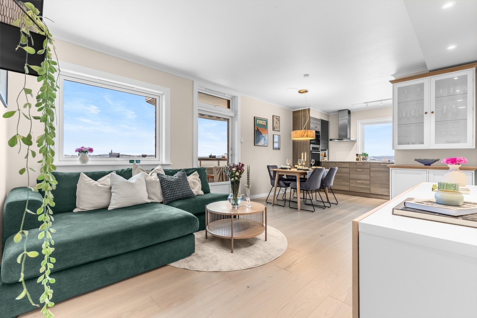 Stuen ligger i åpen løsning mot kjøkkenet Galleribilde