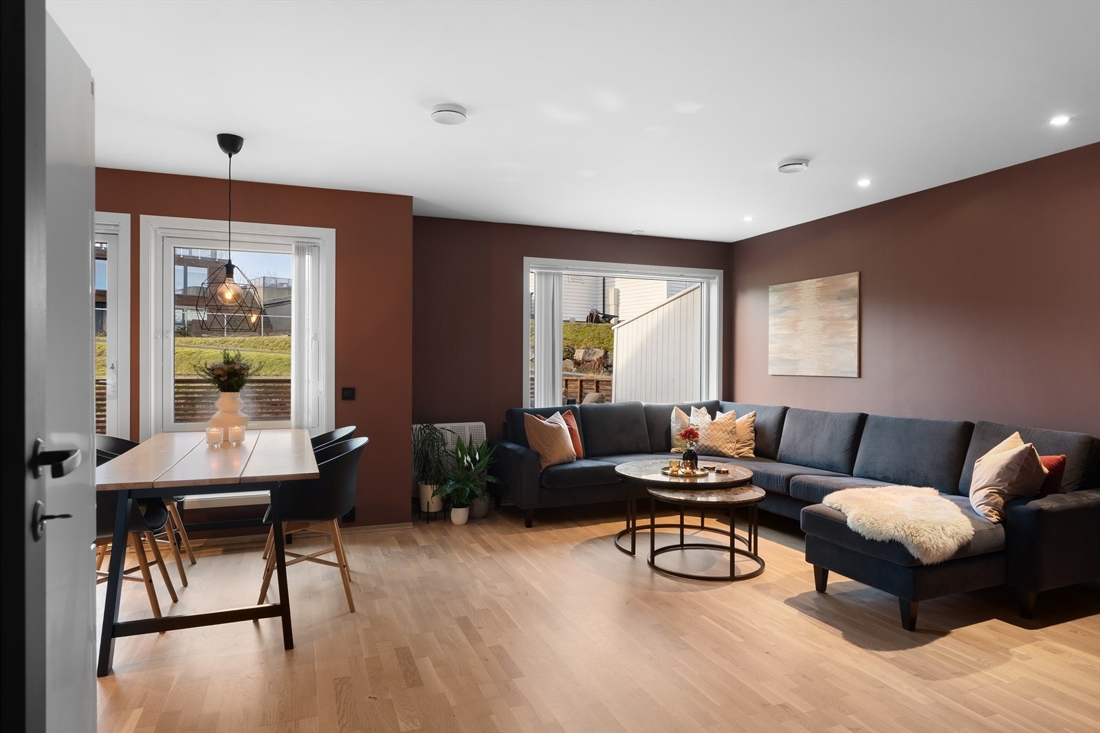 Boligen er gjennomgående holdt i tidsriktige og moderne fargevalg på overflatene Galleribilde