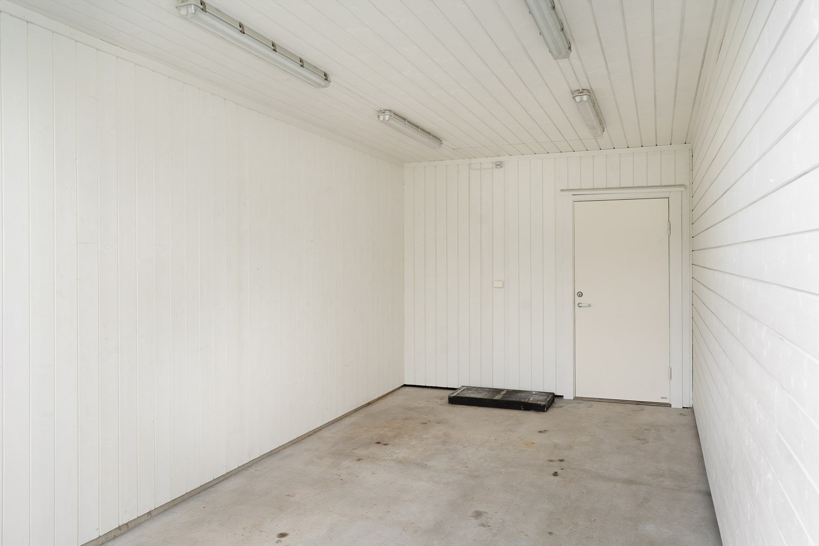 I carporten er det montert lysarmatur med bevegelsessensor - her er det også adkomst til utvendig bod med god lagringsplass Galleribilde