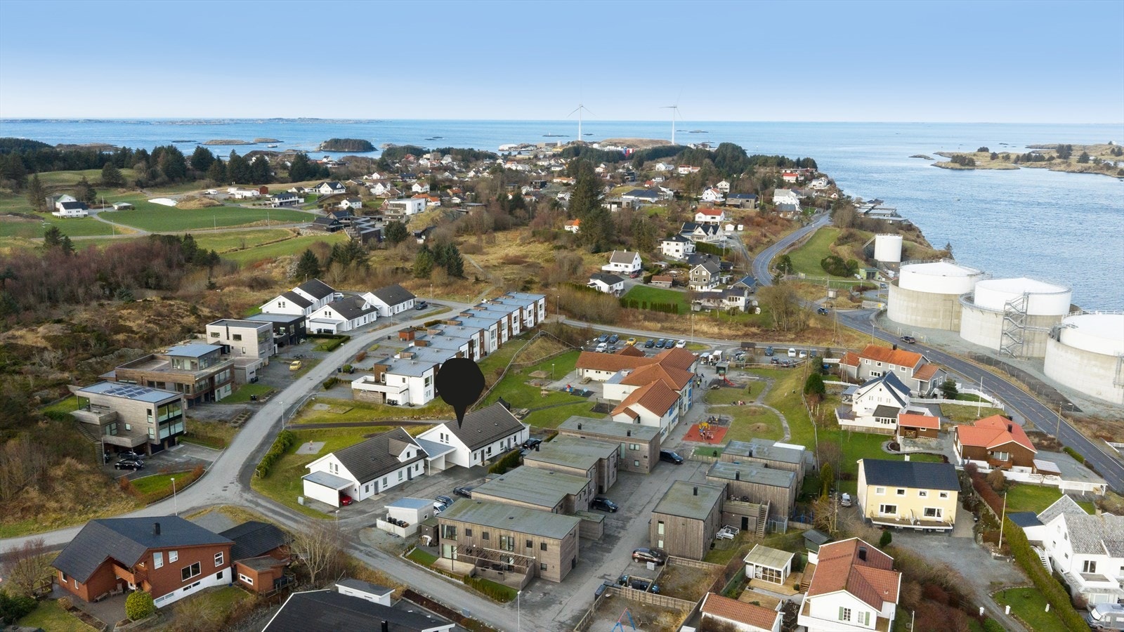 Boligen har en rolig og barnevennlig beliggenhet på Torvastad med kort avstand til både skoler, barnehager, dagligvarebutikk, idrettsanlegg og flotte turområder Galleribilde