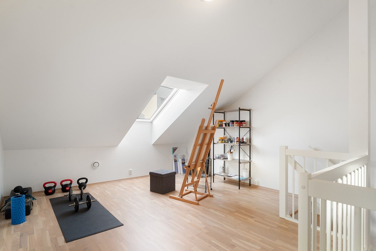 Lys og luftig loftstue med god plass til sofagruppe og tv-møblement Galleribilde