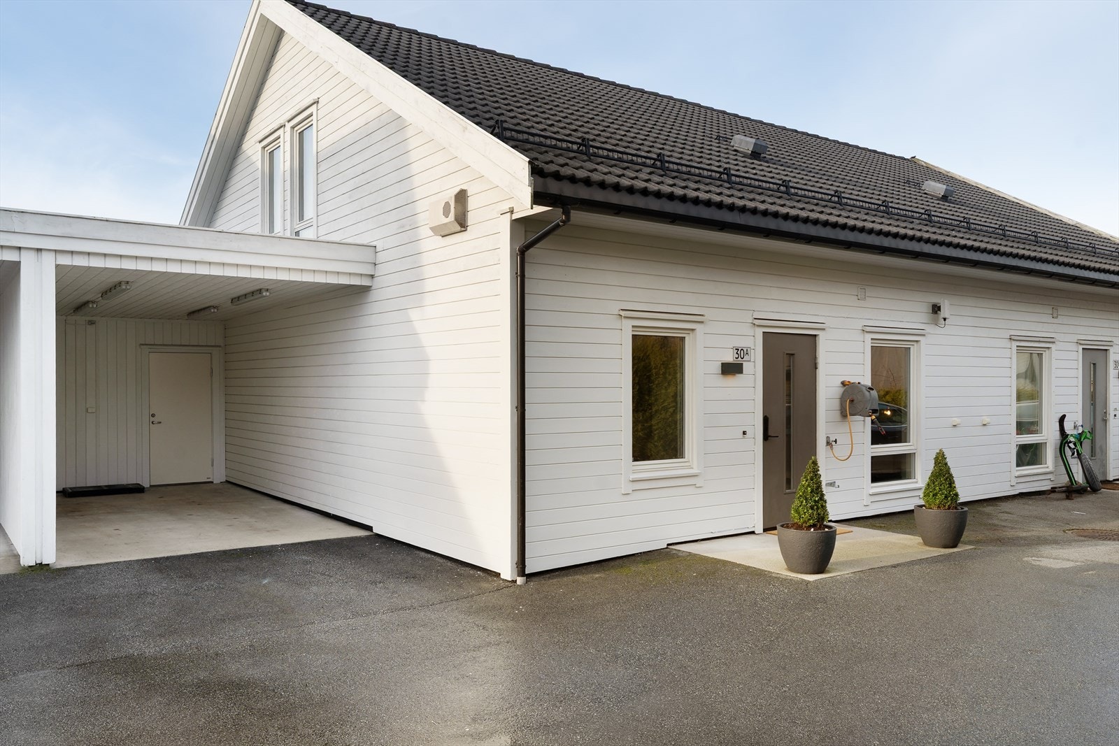 Fagervollvegen 30 A er en moderne halvpart av tomannsbolig som er innredet over to plan Galleribilde