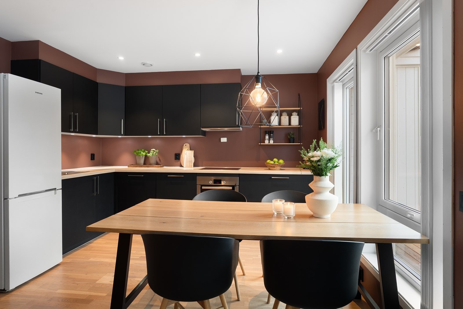 Kjøkkenet har integrert koketopp, stekeovn og oppvaskaskin samt frittstående kjøl/fryseskap Galleribilde