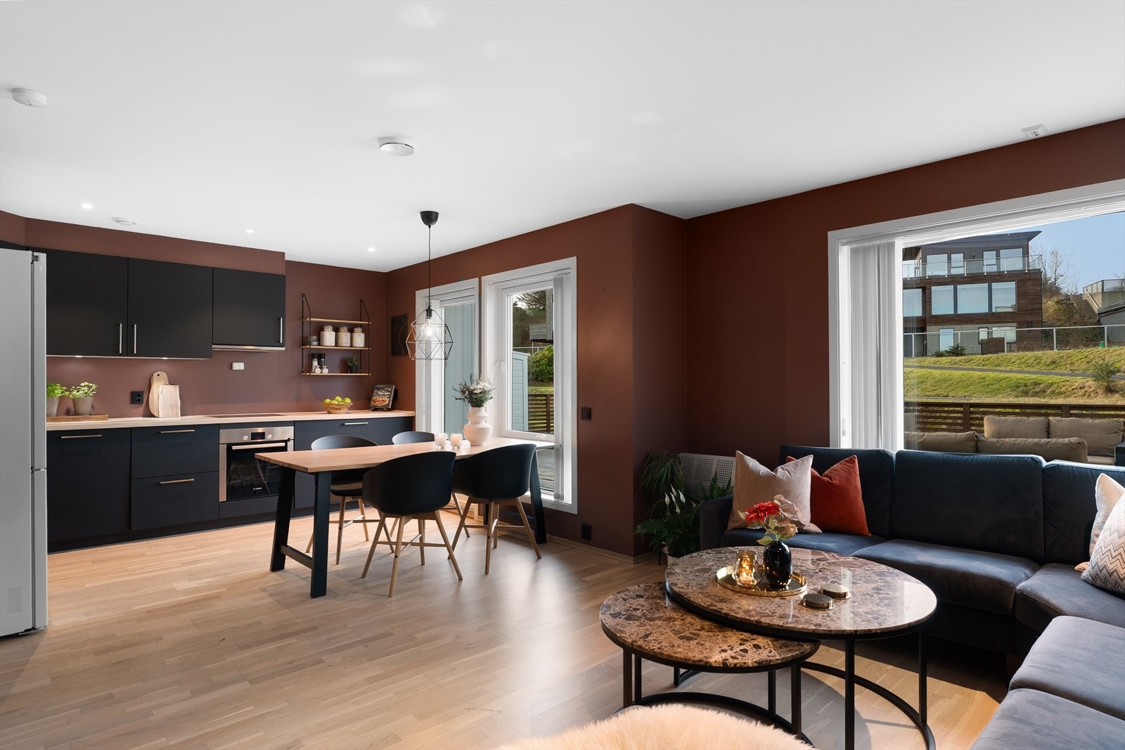 Boligen har en flott og åpen stue/kjøkkeløsning med god plass til både sofagruppe og spisebord Galleribilde