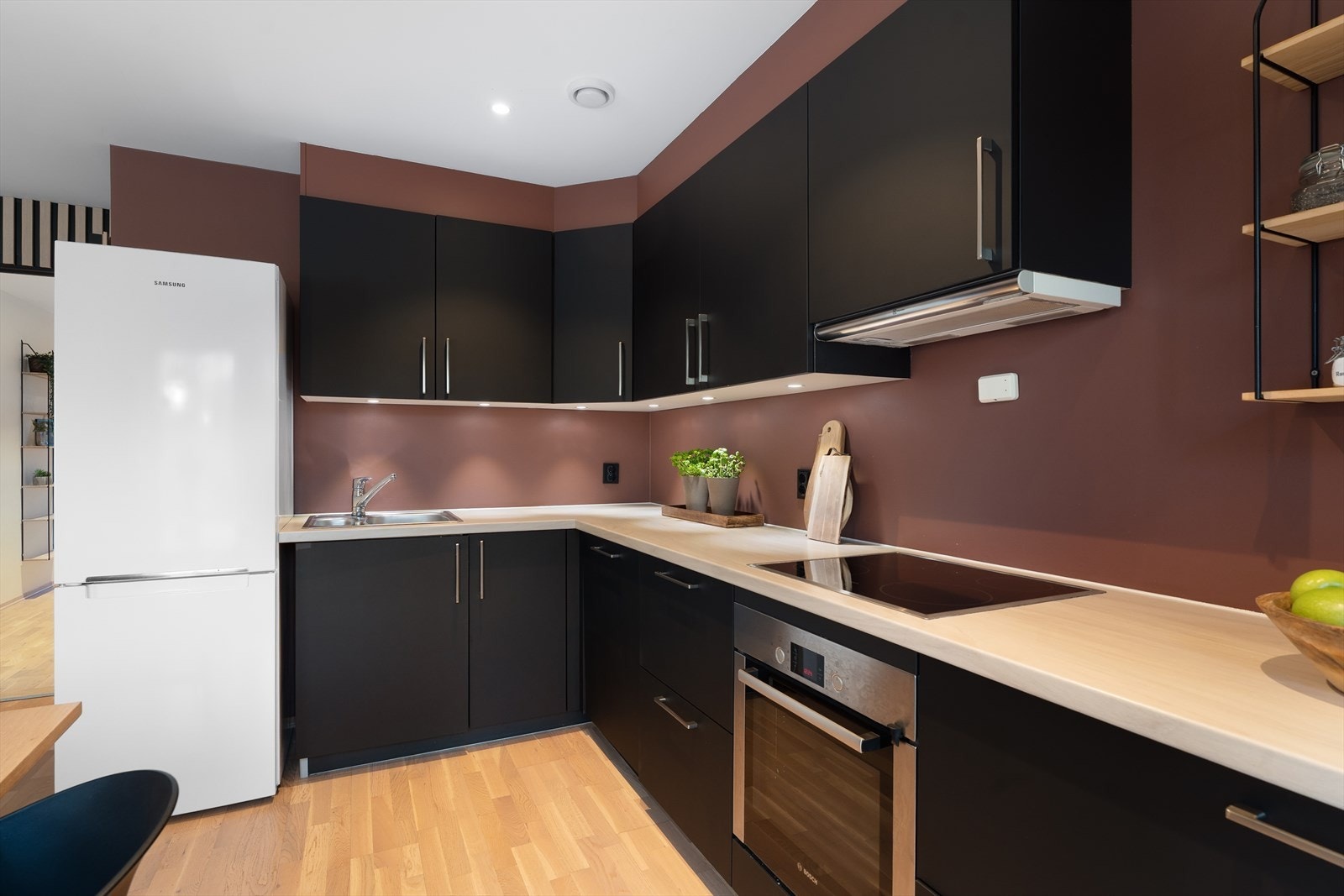 Boligen kan by på et flott kjøkken med mye skap- og benkeplass Galleribilde