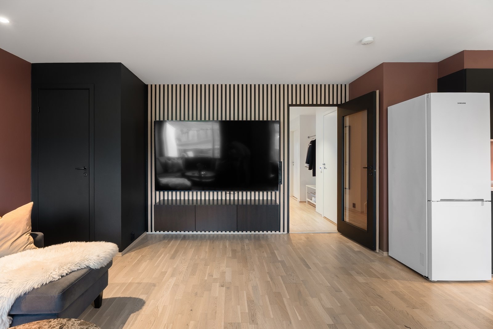 I 2019 ble det også satt opp en flott spilevegg som gir rommet et tidsriktig uttrykk Galleribilde