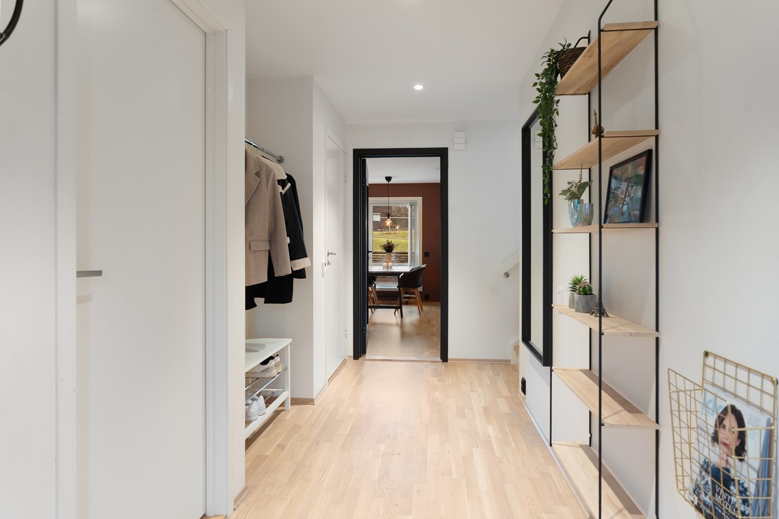 Her er det god plass til sko og yttertøy Galleribilde