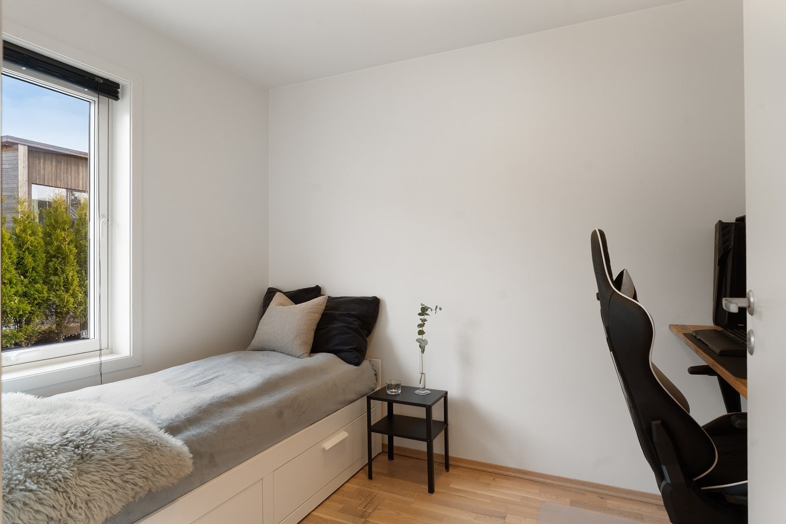 Soverom nr. 2 i 1. etasje passer ypperlig som barnerom, gjesterom eller hjemmekontor Galleribilde