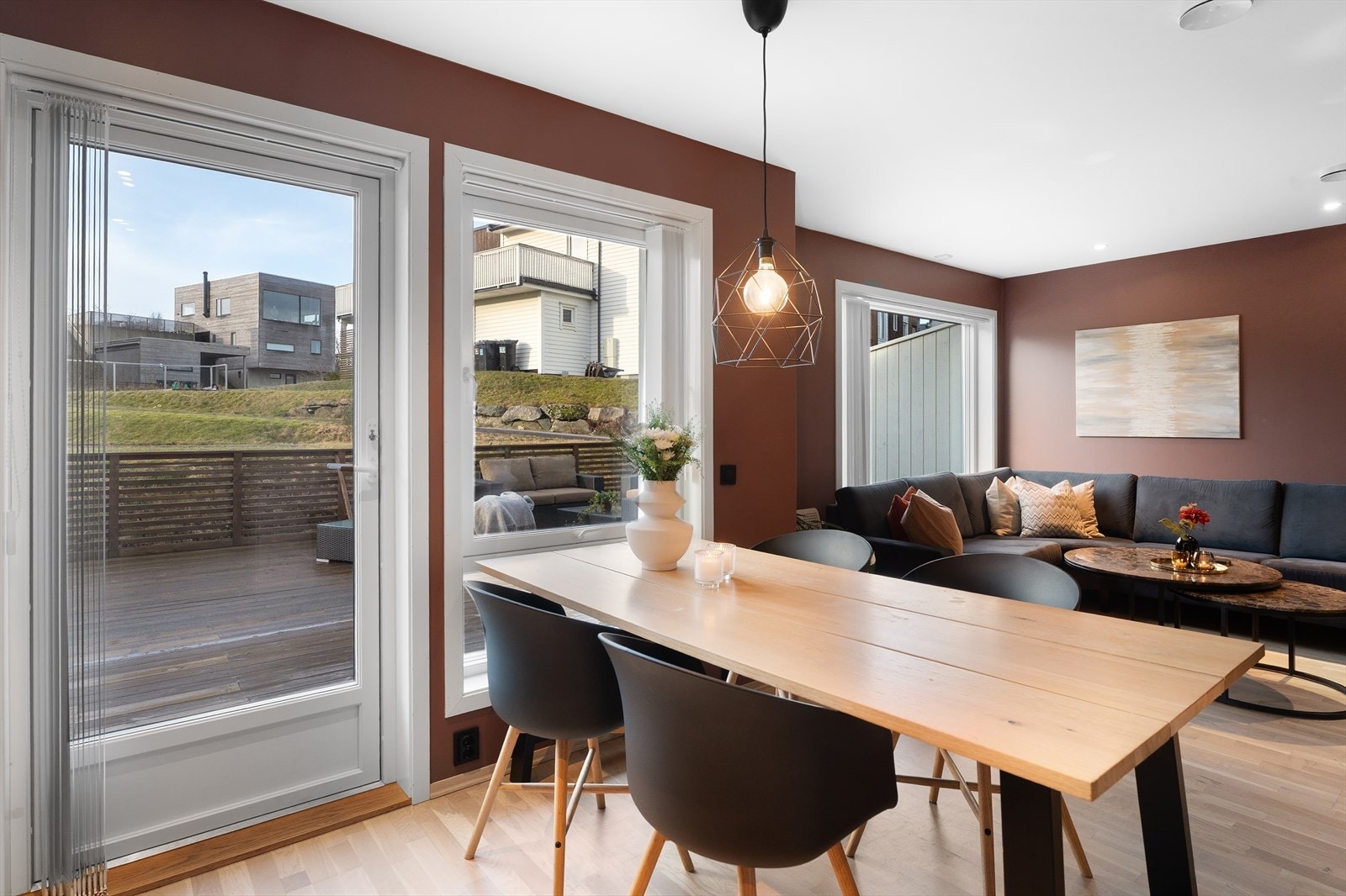 Fra stue/kjøkken er det direkte utgang til det herlige terrasseområdet - perfekt hvis du vil nyte middagen utendørs i sommerhalvåret Galleribilde