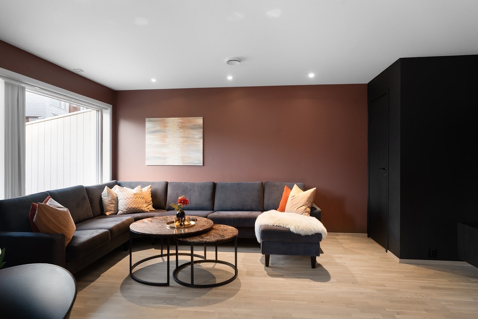 Det er montert nye spotter i taket i 2019 - arbeidet er utført av Persson Elektro Galleribilde