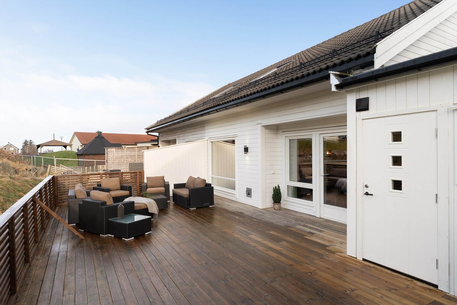 Terrassen ble utvidet i 2020 og har god plass til ønsket utemøblement (utvidelse av terrassen er ikke omsøkt og godkjent) Galleribilde