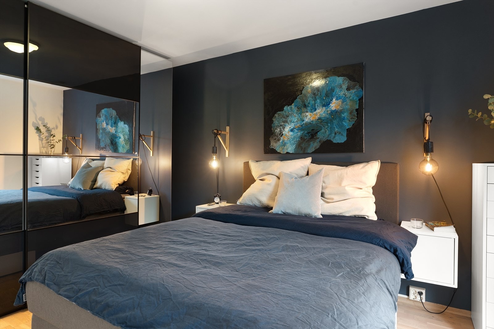 Boligen har totalt fire soverom fordelt på det to etasjene - to soverom i hver etasje! Galleribilde