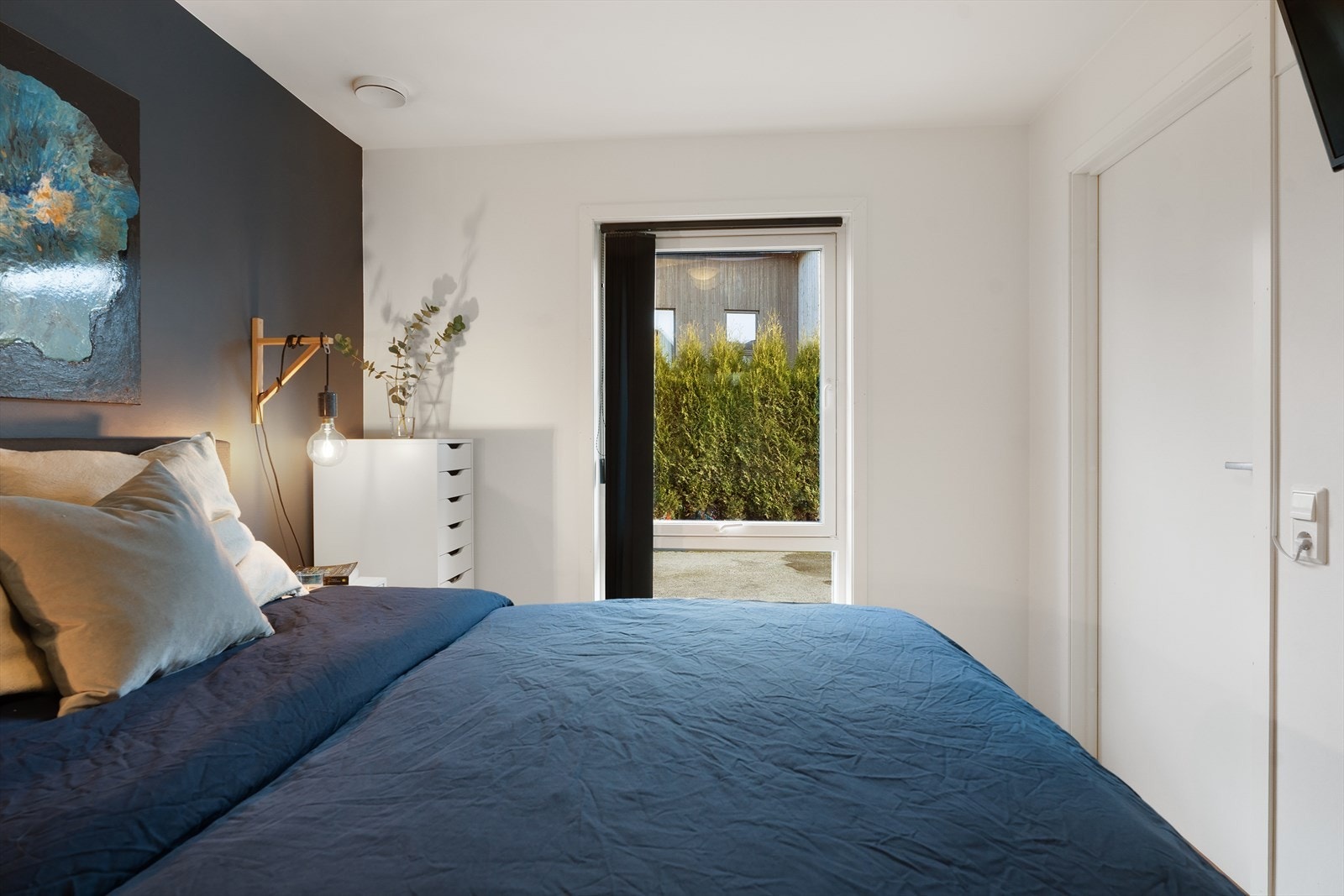 Innbydende og romslig hovedsoverom med god plass til dobbeltseng og tilhørende nattbord Galleribilde