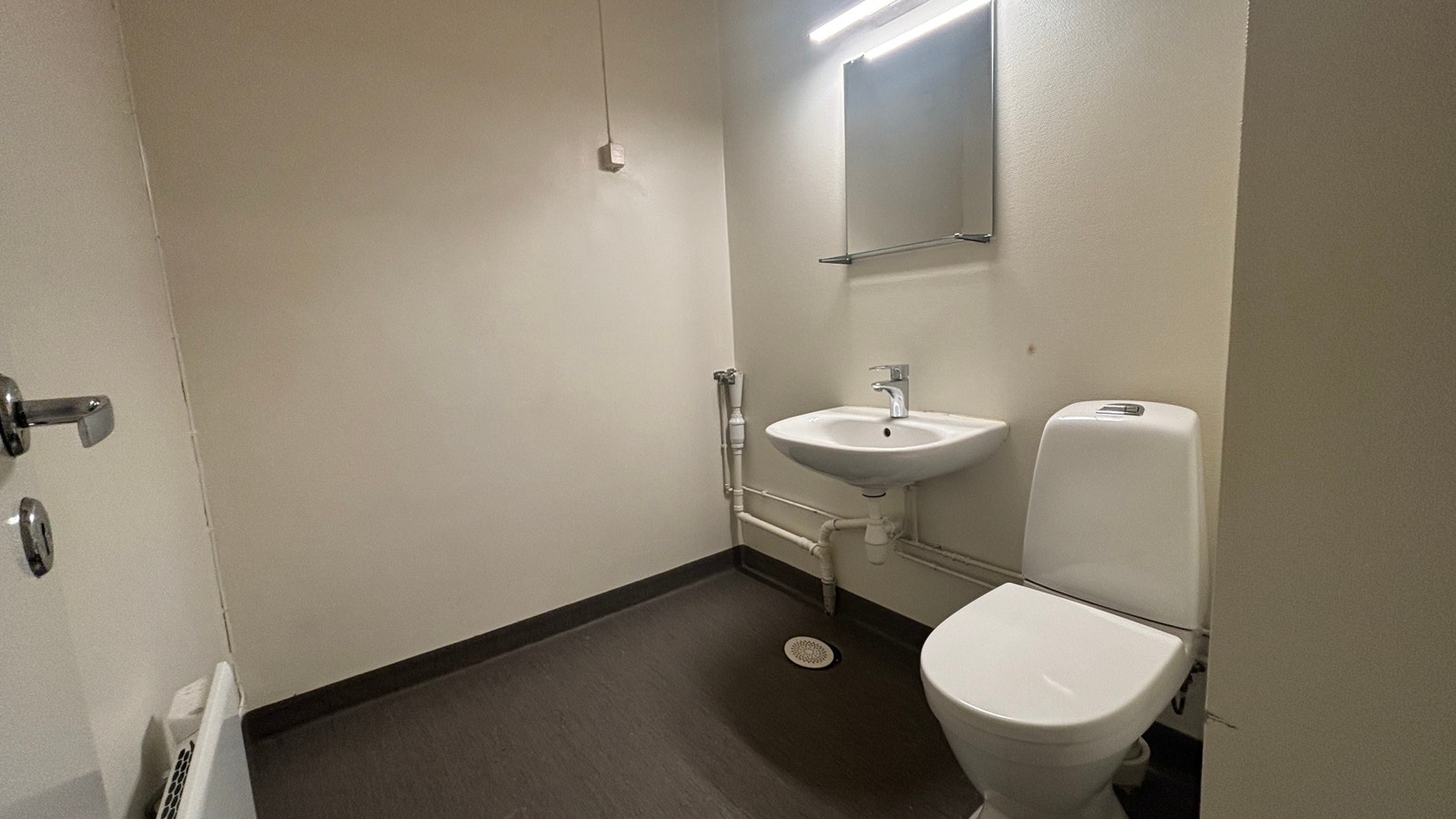 Vaskerom med toalett Galleribilde