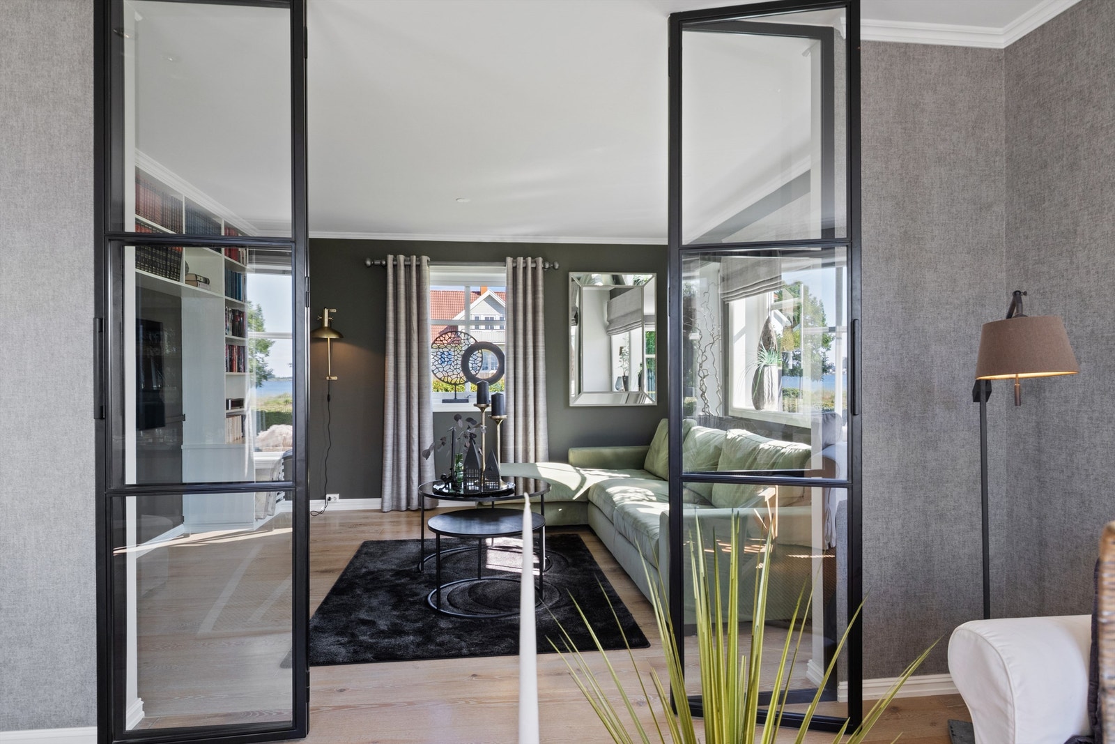 Samme type parkett bidrar til en flytende overgang, og tv-stuen har en plassbygd hylleløsning for bøker, planter og annen dekor. Galleribilde