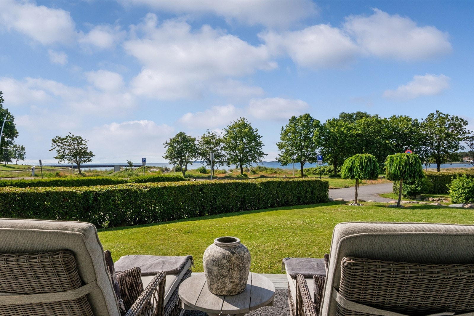 Første rekke mot sjøen, med fantastisk sjøutsikt. Galleribilde