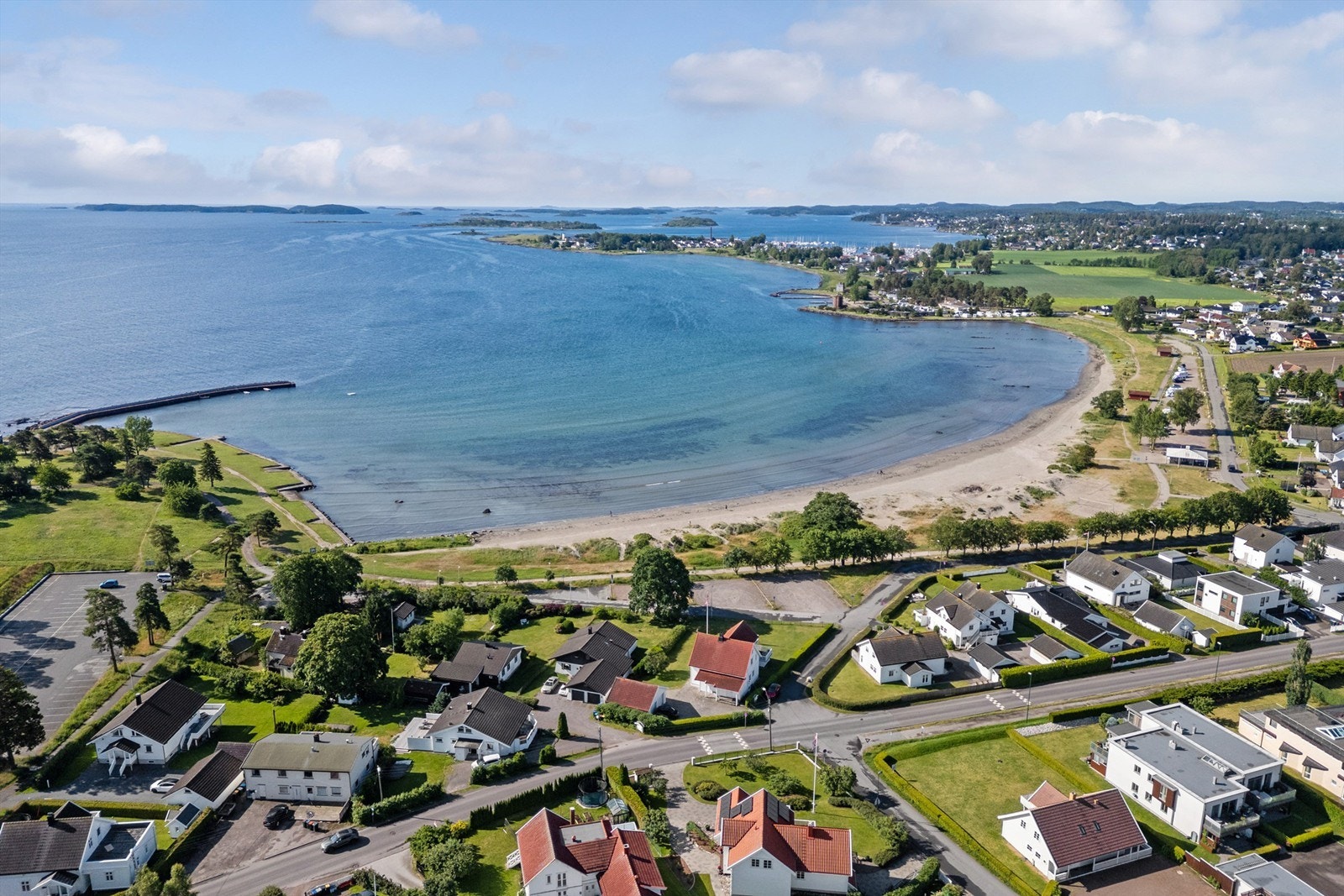 Det er gangavstand til barneskole, ungdomsskole, barnehage og bussholdeplass. Galleribilde