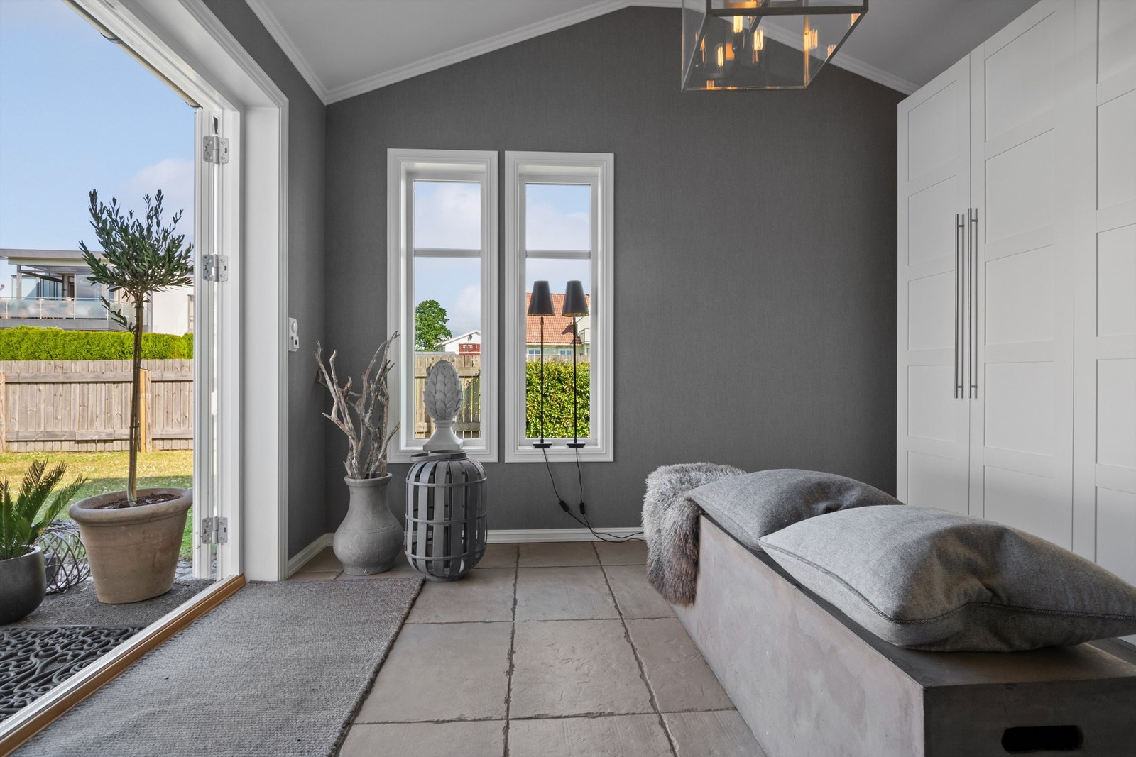 Entreen gir et meget godt førsteinntrykk, med tapetserte grå vegger, god takhøyde og varme under store, lysegrå gulvfliser. Galleribilde