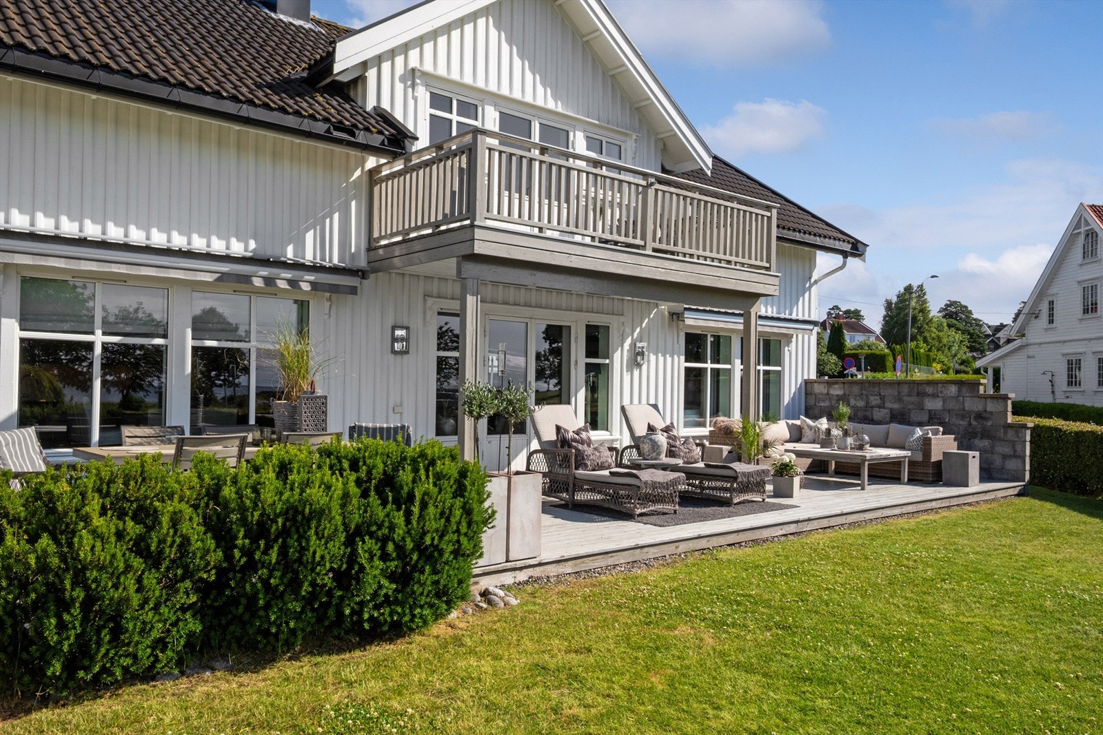 Terrassen er sydvestvendt og delvis overbygget, der man enkelt flytter seg etter solen gjennom dagen. Galleribilde