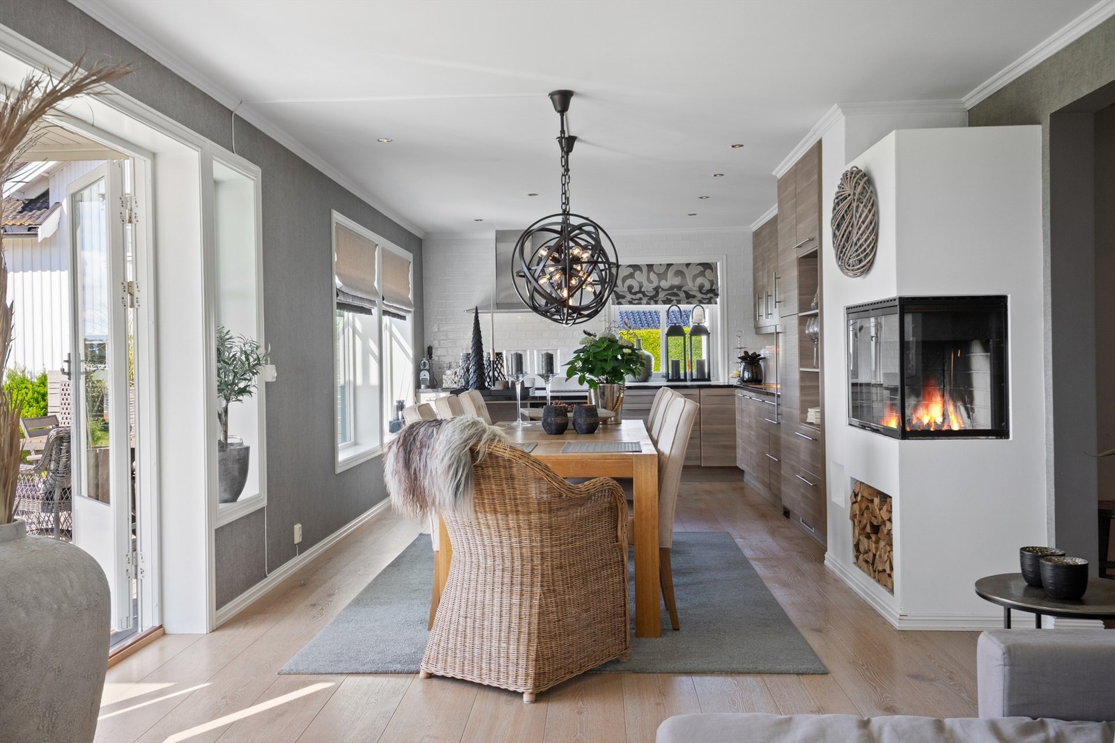 Kjøkkenet består av en funksjonell L-form og en flott øy med egen barløsning. Galleribilde