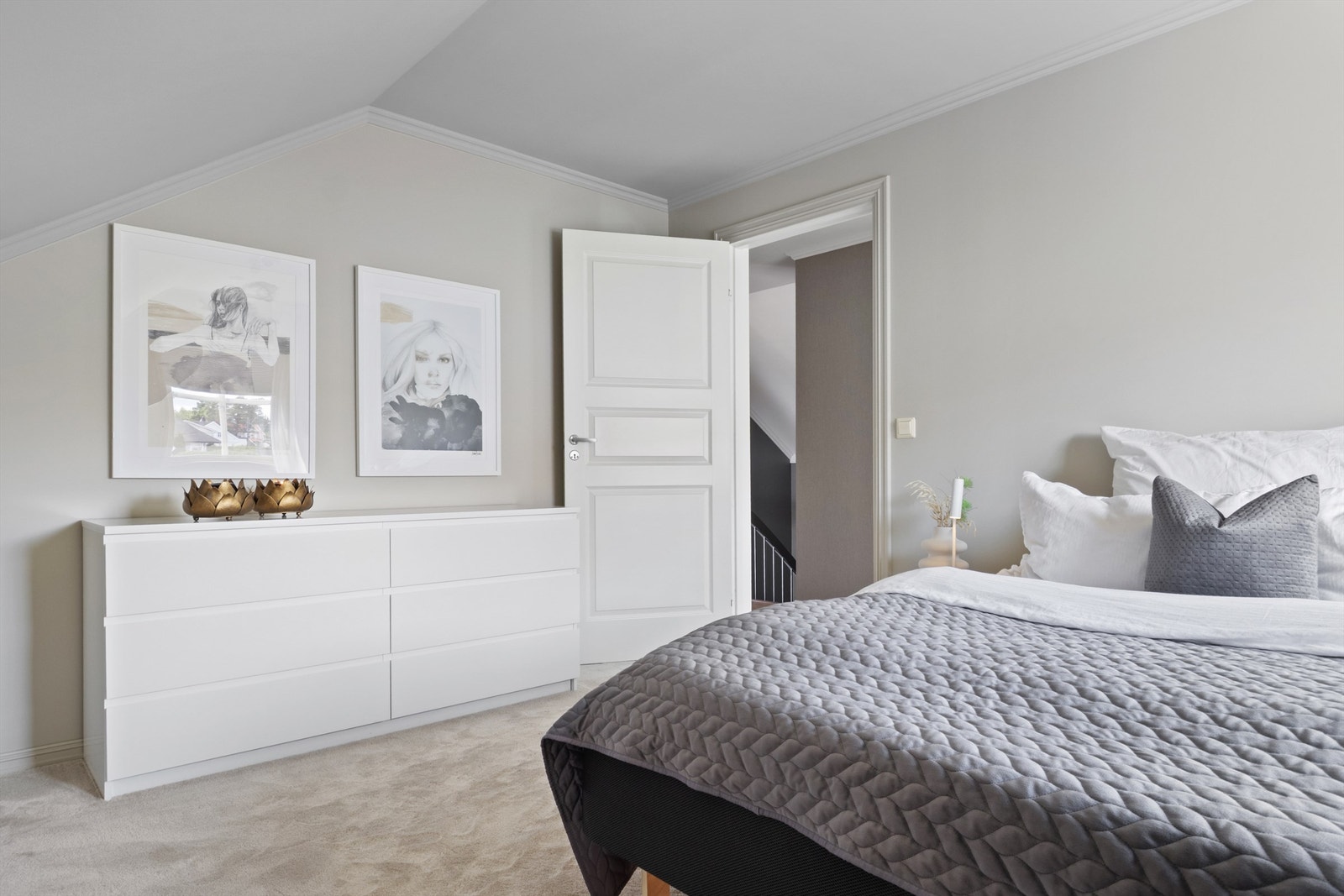 På tre av soverommene er det nylig lagt vegg-til-vegg-teppe som gir en lun og behagelig atmosfære. Galleribilde