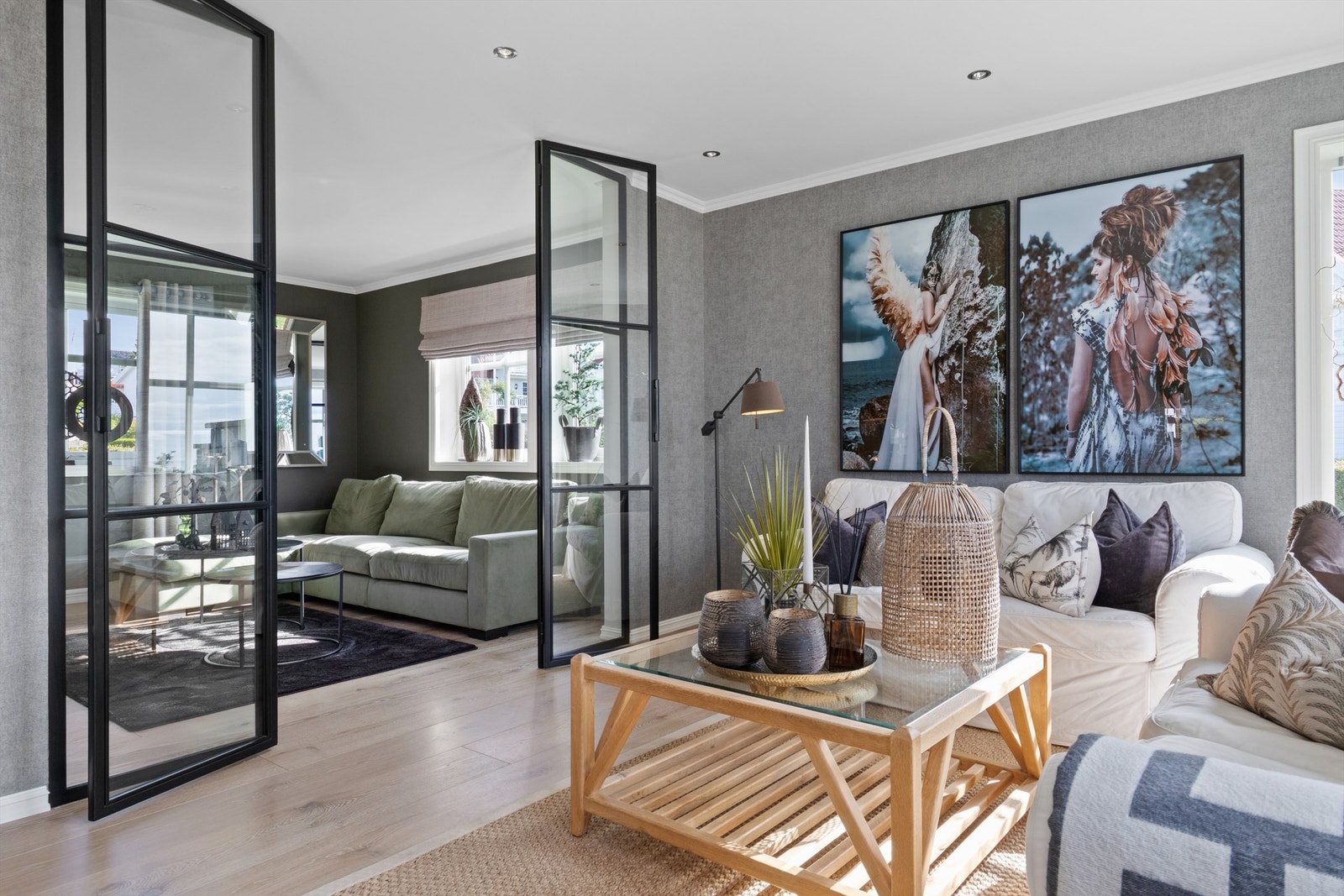 Glassdøren har et moderne design med sort innramming, og stuen innenfor er en koselig tv-stue der man enkelt trekker seg tilbake forlitt egentid med en god bok eller film. Galleribilde