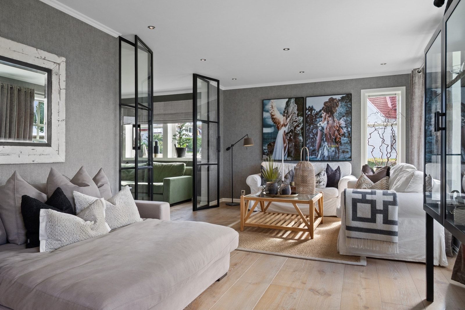 Stue nummer to er etablert i senere tid, med dobbel glassdør inn til allrommet. Galleribilde