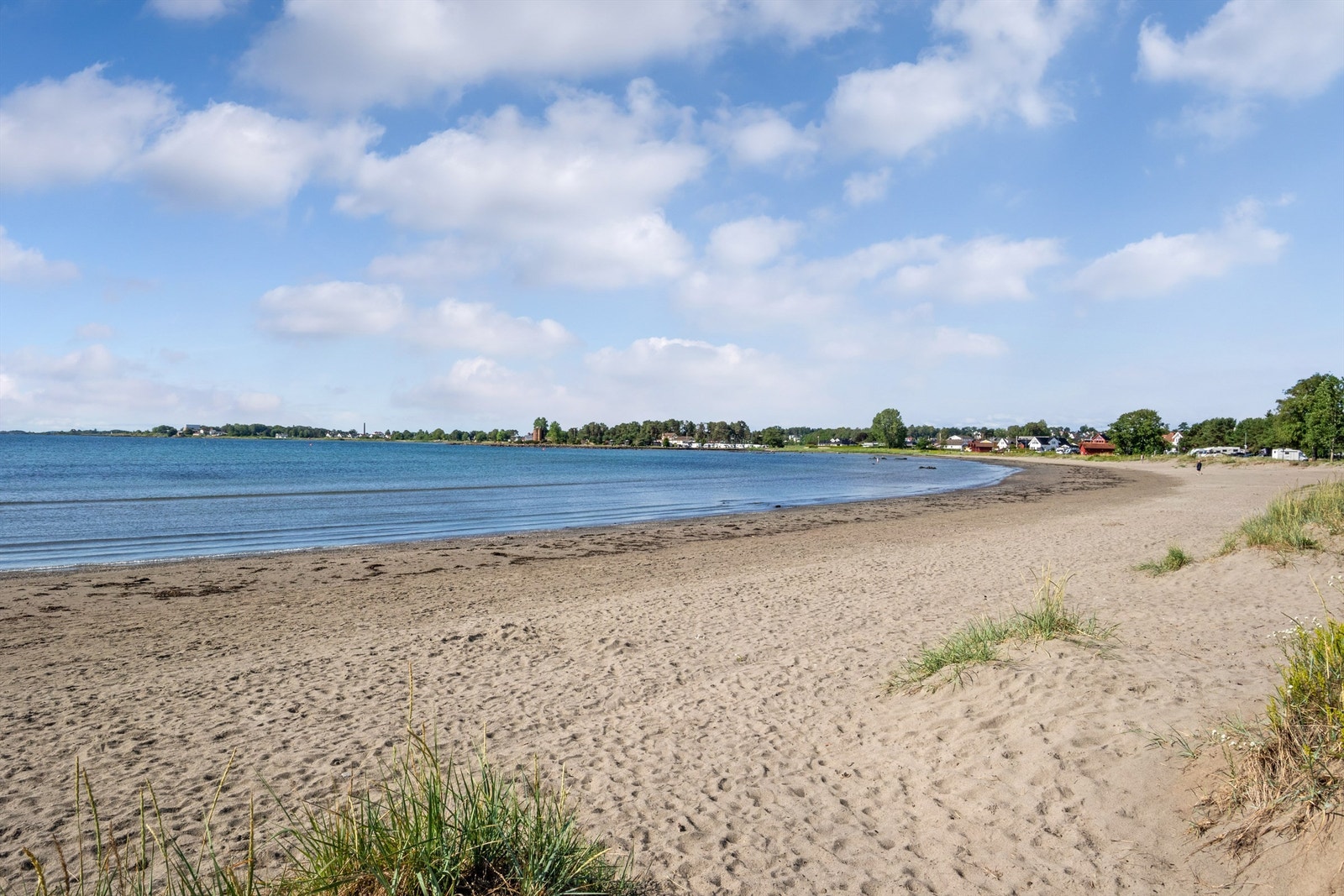Med gressletter og langgrunn sandstrand er dette en veldig fin strand for både store og små. Galleribilde
