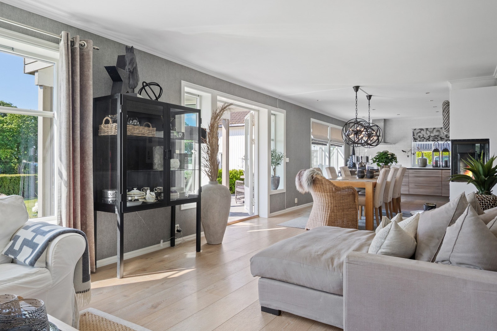 Kjøkkenet er stilrent og moderne, der god skap- og benkeplass gir fine arbeidsforhold for familien. Galleribilde