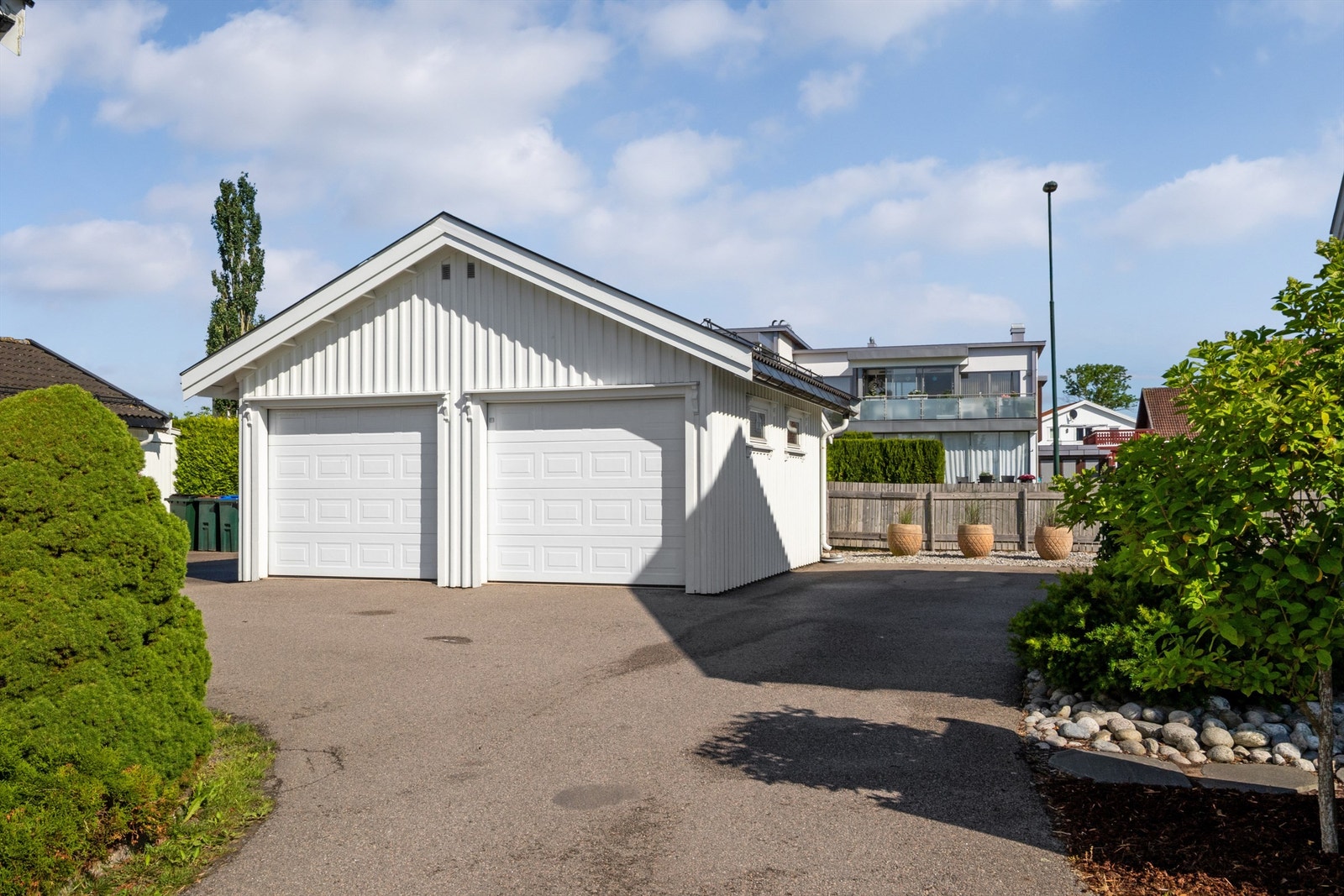 Det er parkering i en frittstående dobbelgarasje med elektriske portåpnere og et samlet areal på ca. 33 kvm. Galleribilde