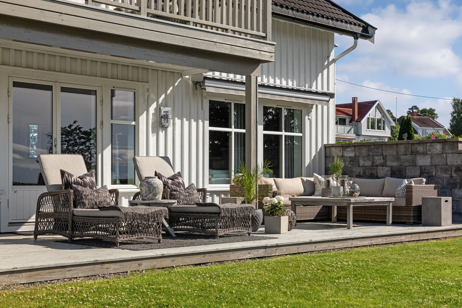 Solrik og nydelig uteområde. Galleribilde