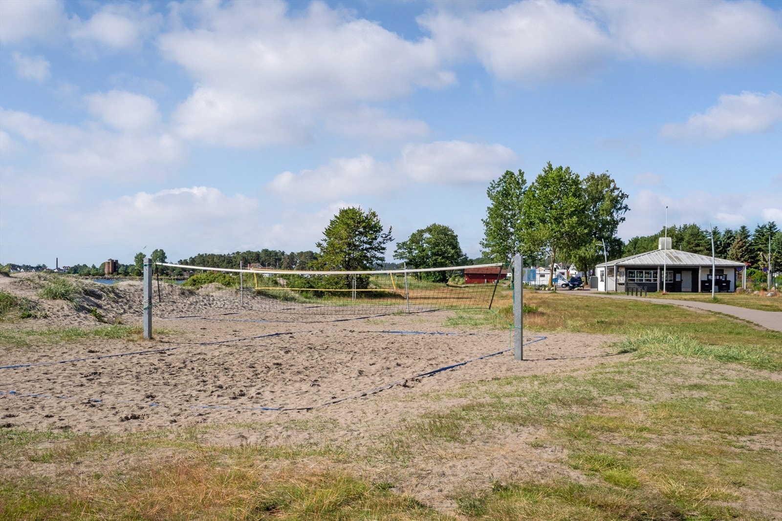 Badeflåte, volleyballnett, kiosk, kommunalt toalett- og dusjanlegg er bare noe av det stranden har å by på. Galleribilde