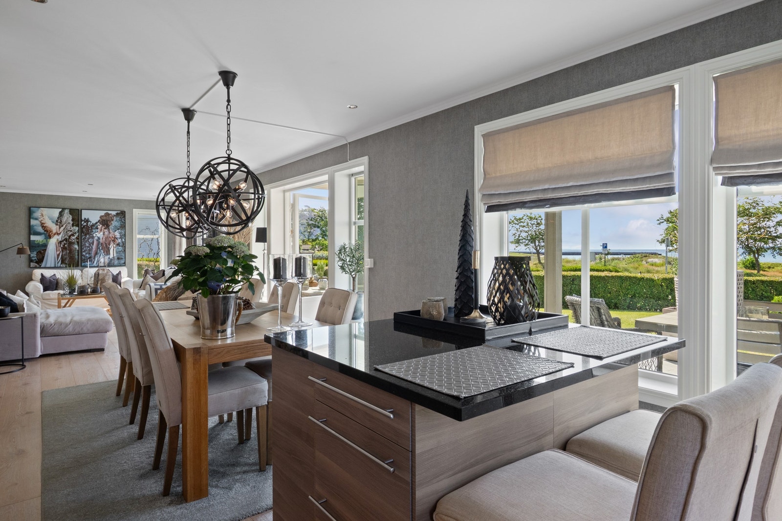 Dette er et fint samlingspunkt, perfekt til måltider og gode samtaler, men også for lekselesing mens middagen tilberedes. Galleribilde