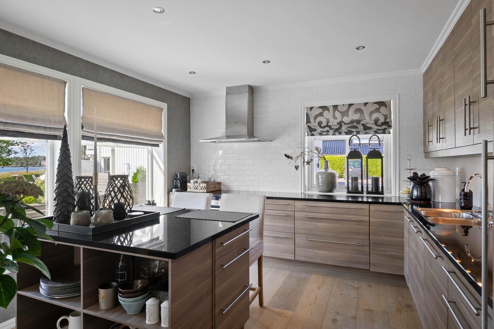 Innredningen har glatte fronter, dobbel oppvaskkum og lekker benkeplate av stein. Galleribilde