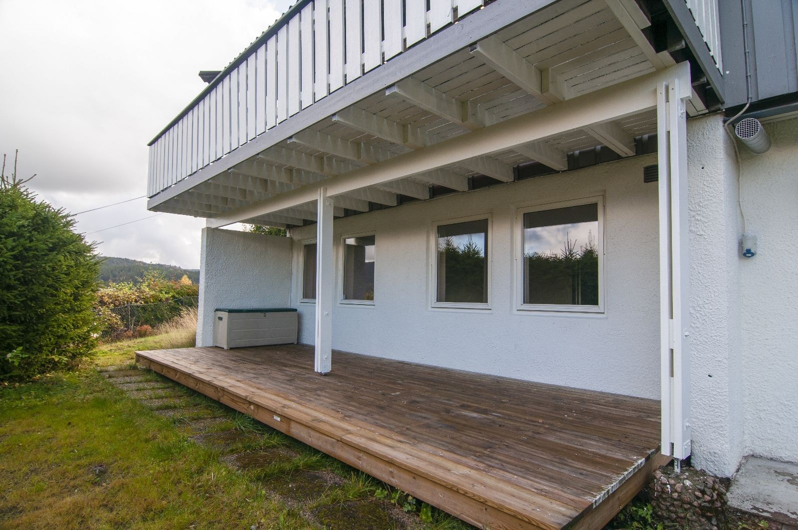 Leiligheten disponerer markterrasse og stor hagedel Galleribilde