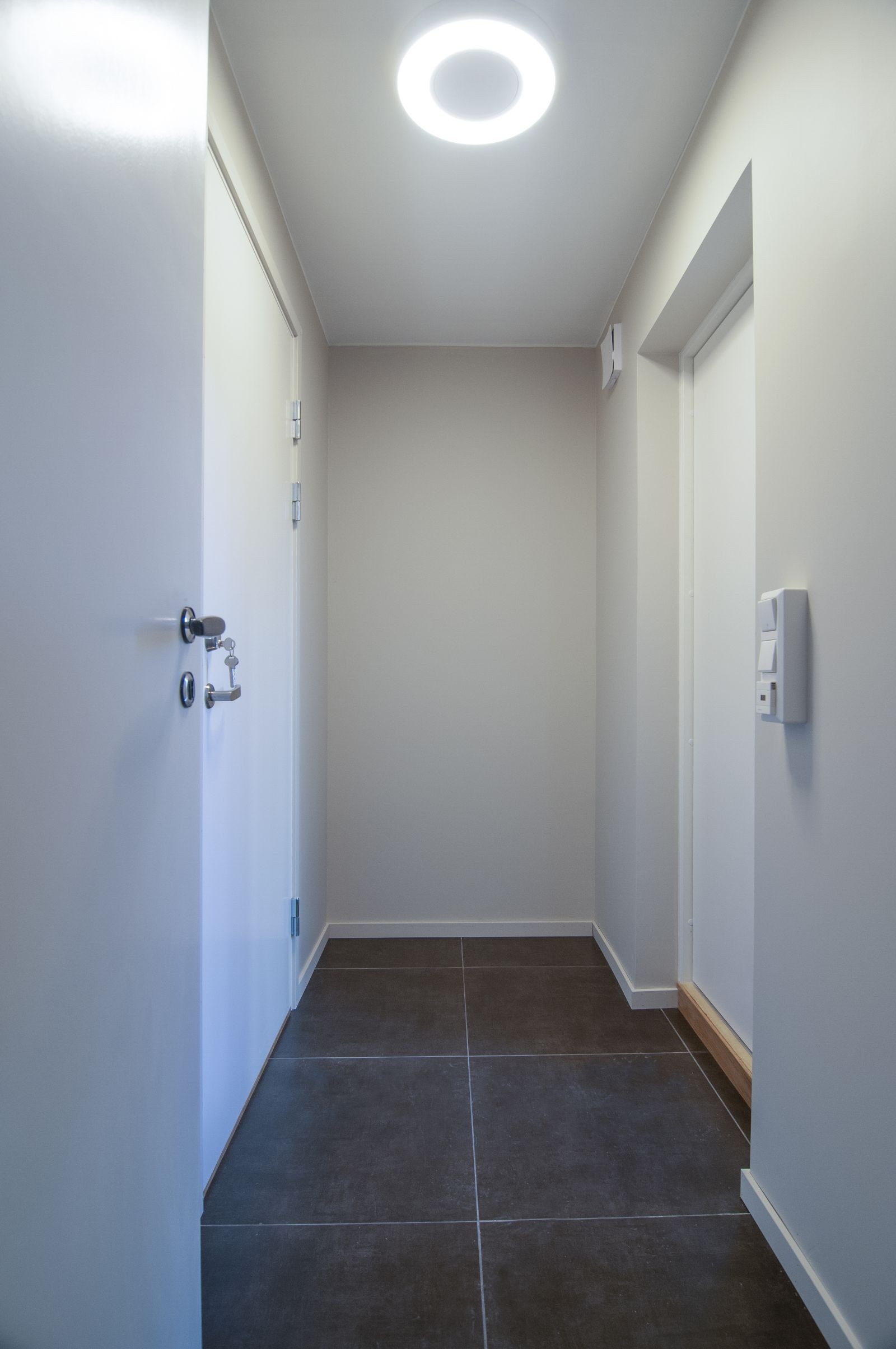 Romslig gang med varmekabler. Galleribilde