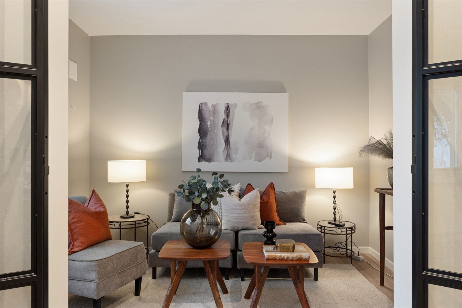 Oppvarming skjer via radiatorer tilknyttet sentralfyring med fjernvarme. Galleribilde