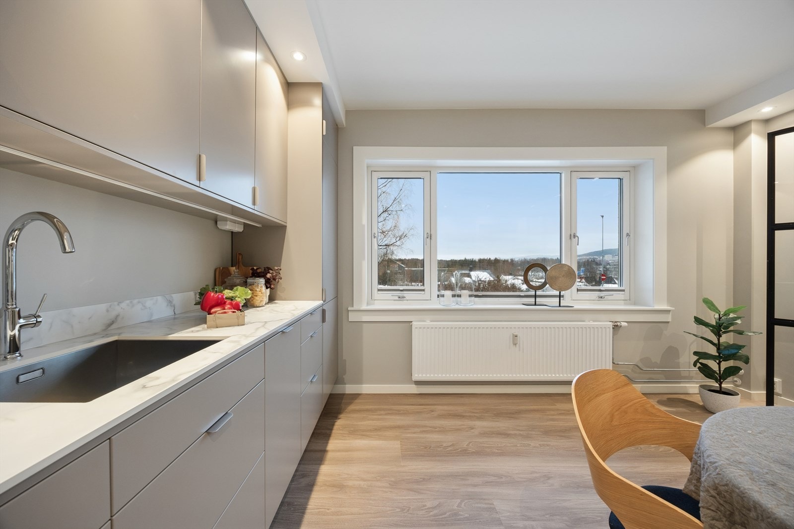 Kjøkkenet fra EPOC er nytt i 2026, med grå glatte fronter og integrerte hvitevarer. Galleribilde