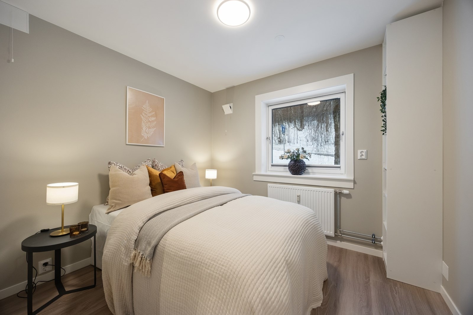 Hovedsoverommet er av god størrelse med plass til en dobbeltseng, tilhørende nattbord og annet ønskelig møblement. Galleribilde