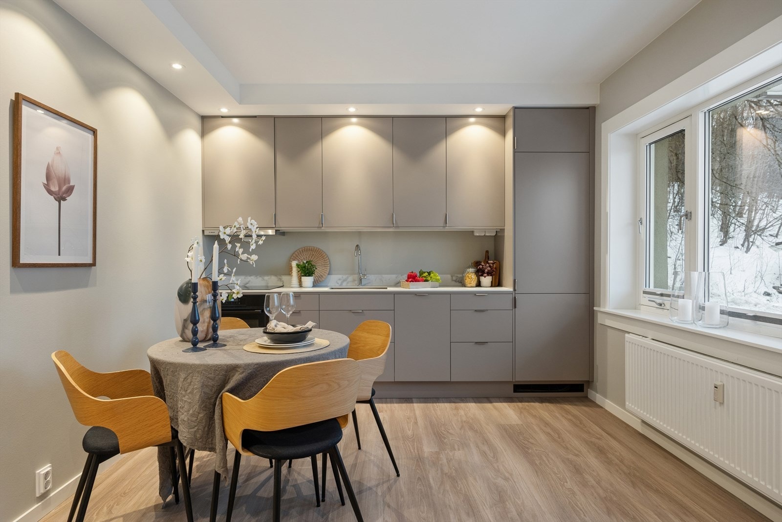 Den åpne løsningen skaper en sosial sone med god plass til spisebord. Galleribilde