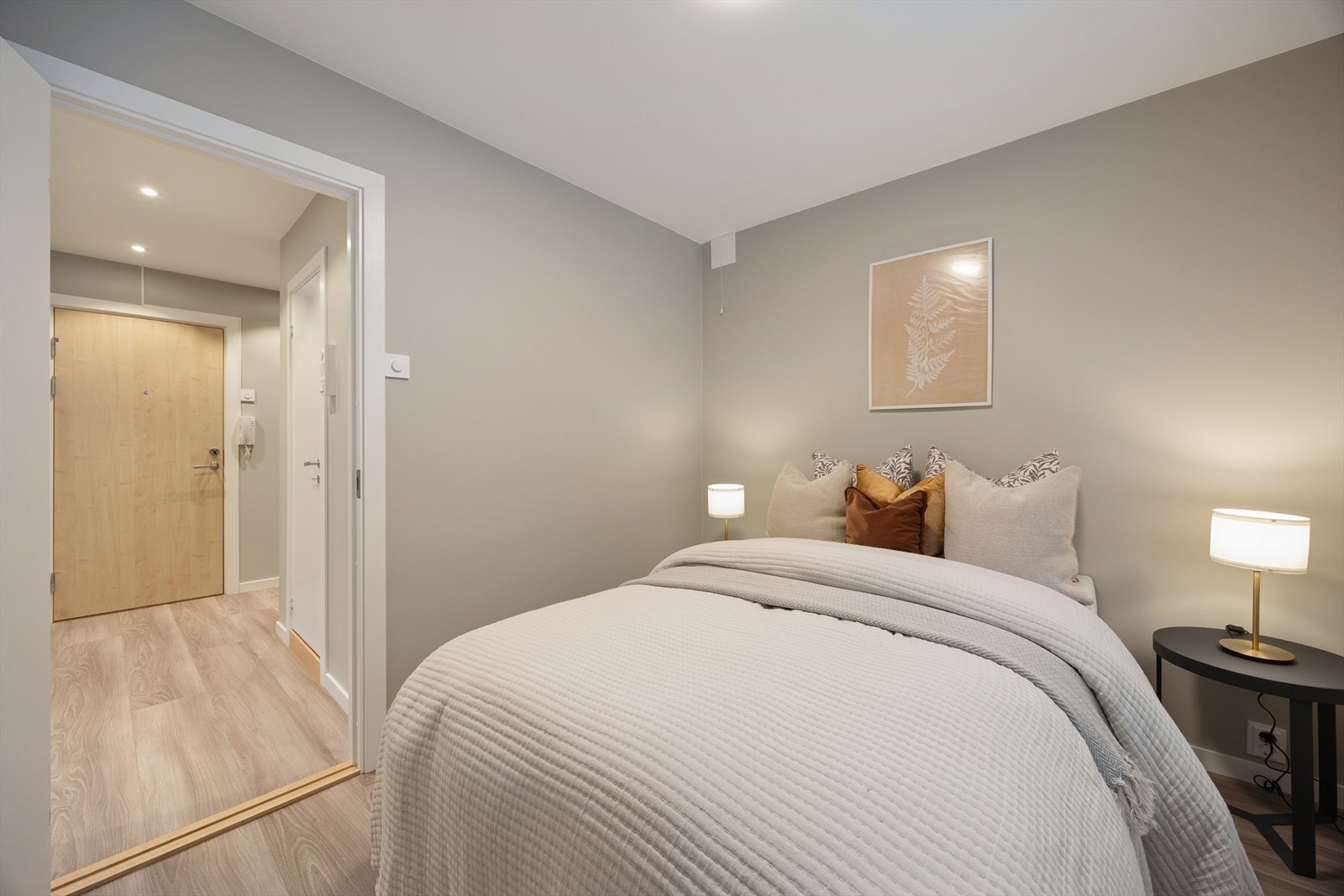 Soverommet er det enkel tilgang til entré og bad. Galleribilde