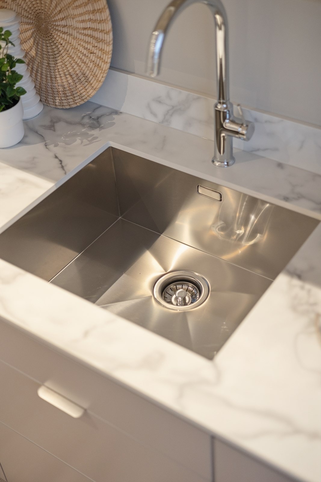 Benkeplaten i høytrykkslaminat har en praktisk underlimt oppvaskkum og 1-greps blandebatteri. Galleribilde