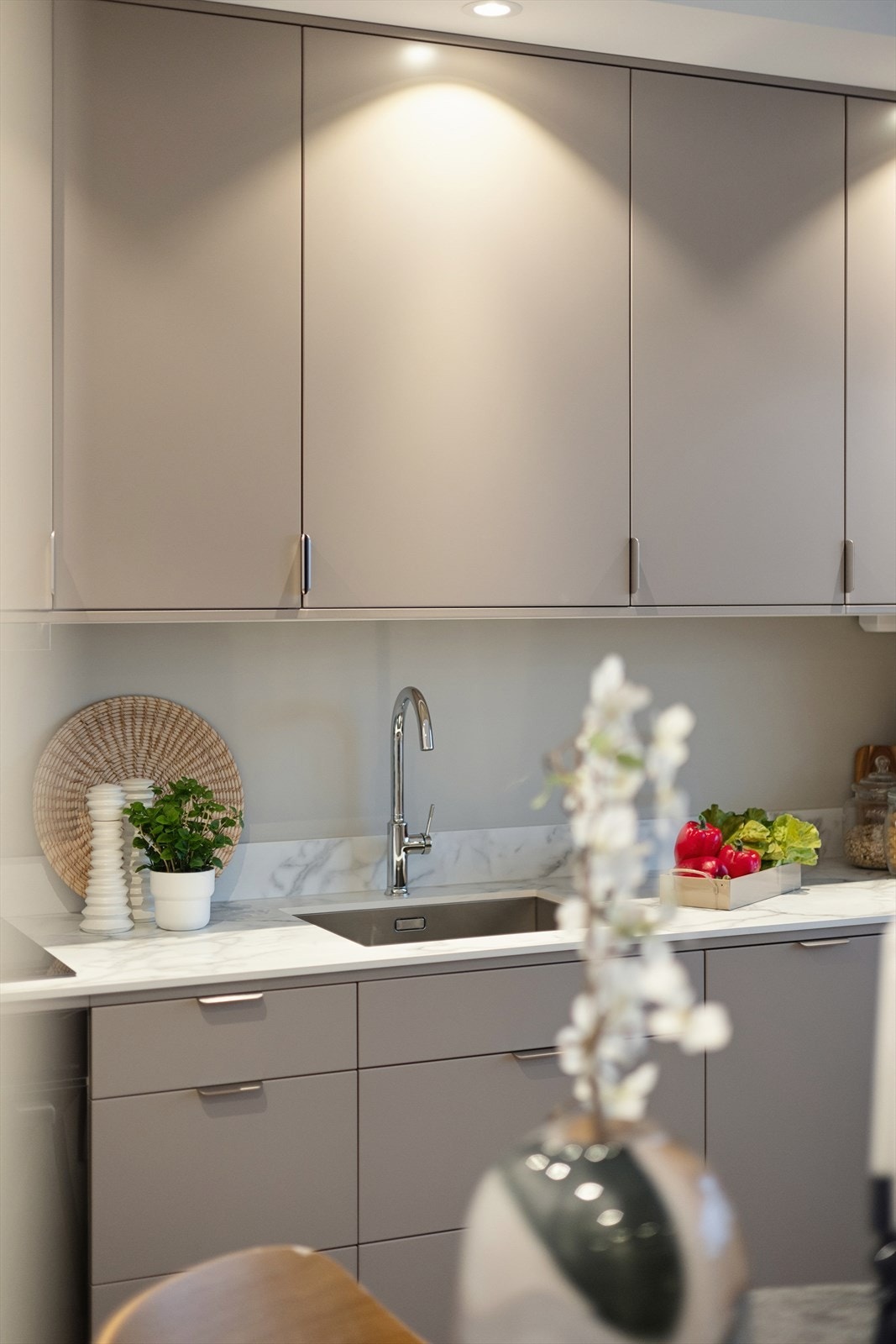 Kjøkkeninnredningen har rikelig med skapplass og god belysning fra downlightskasser i himlingen. Galleribilde