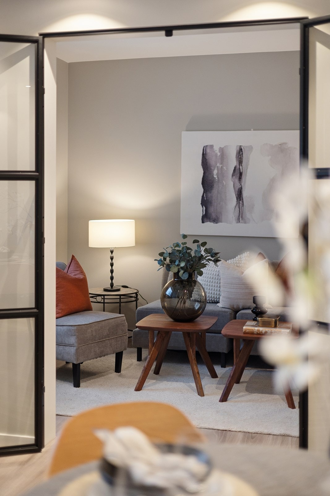 Fra spiseplassen er det en fin overgang til stuedelen, som er adskilt med en stilig glassdør. Galleribilde