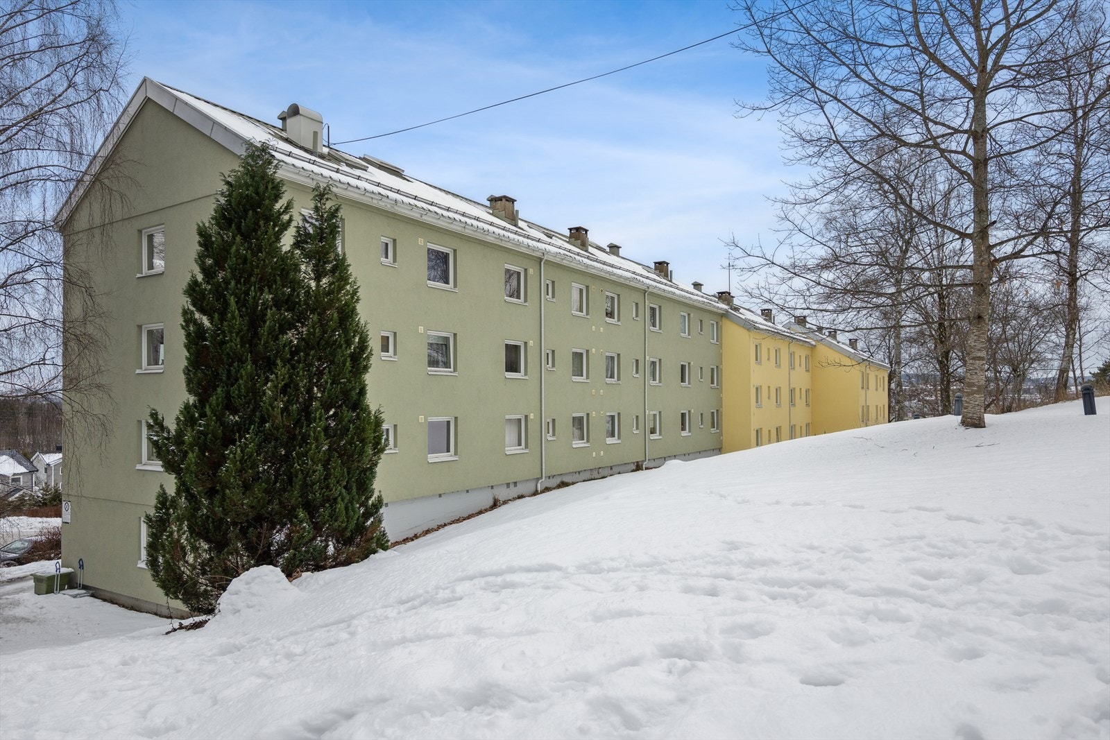 Sameiet har pent opparbeidede fellesarealer med grøntområder og lekeplasser. Galleribilde