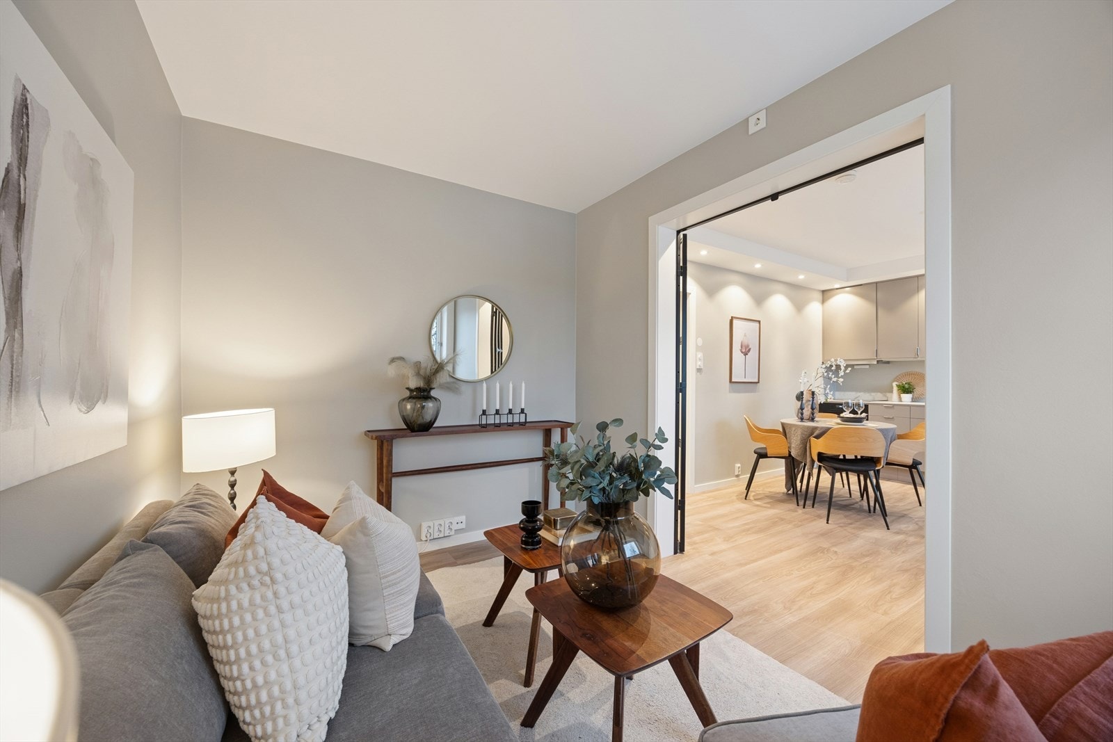 Rommet har malte glatte flater fra 2026. Galleribilde